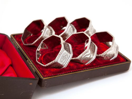 BOXED SET OF SIX LATE VICTORIAN SILVER PLATED OCTAGONAL NAPKIN RINGS - ADDITIONAL PHOTO 4