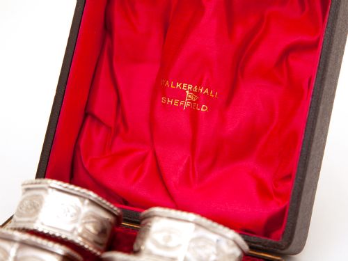 BOXED SET OF SIX LATE VICTORIAN SILVER PLATED OCTAGONAL NAPKIN RINGS - ADDITIONAL PHOTO 5