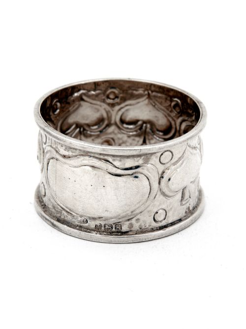 PAIR OF ARTS AND CRAFTS STYLE SILVER NAPKIN RINGS CHASED WITH STYLISED FOLIAGE - ADDITIONAL PHOTO 2