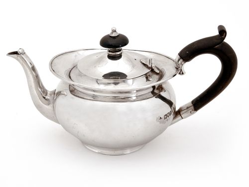 plain silver edwardian bachelor sized tea pot - CATEGORY: ANTIQUE SILVER - DATED 1900