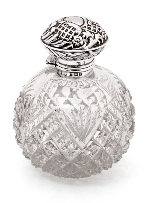 EDWARDIAN SILVER TOP PERFUME BOTTLE WITH A SCROLL LATTICE FLORAL DECORATED LID - ADDITIONAL PHOTO 1