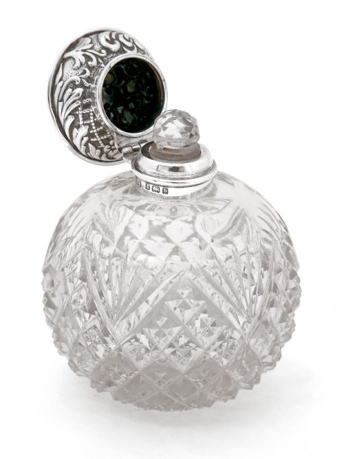 EDWARDIAN SILVER TOP PERFUME BOTTLE WITH A SCROLL LATTICE FLORAL DECORATED LID - ADDITIONAL PHOTO 2