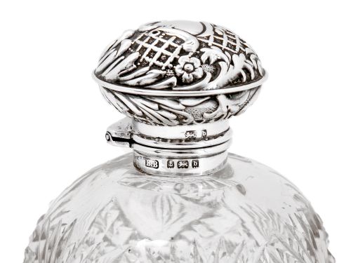 EDWARDIAN SILVER TOP PERFUME BOTTLE WITH A SCROLL LATTICE FLORAL DECORATED LID - ADDITIONAL PHOTO 3