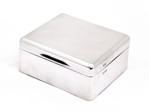 cedar lined completely plain silver hinged lidded box - CATEGORY: ANTIQUE SILVER - DATED 1910