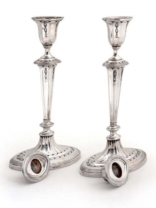EDWARDIAN ADAMS STYLE SILVER CANDLESTICKS WITH FLUTED COLUMNS - ADDITIONAL PHOTO 1
