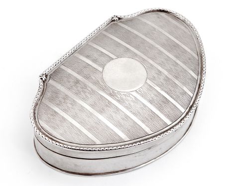 EDWARDIAN SILVER JEWELLERY OR TRINKET BOX WITH A STRIPED LEAF PATTERN ON THE HINGED LID - ADDITIONAL PHOTO 1