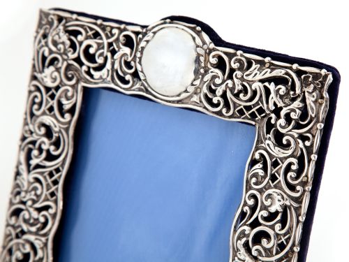 ORNATE ANTIQUE SILVER PHOTO PICTURE FRAME WITH BLUE VELVET BACK - ADDITIONAL PHOTO 3