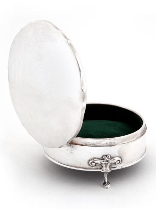ANTIQUE SILVER JEWELLERY BOX IN A PLAIN CIRCULAR CHIPPENDALE FORM - ADDITIONAL PHOTO 3