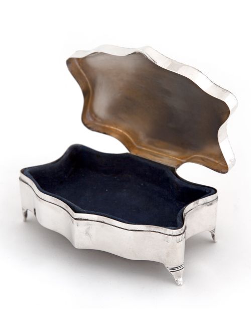 PLAIN CHESTER SILVER SHAPED JEWELLERY BOX WITH A BEADED BORDER TO LID - ADDITIONAL PHOTO 2