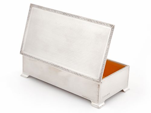SILVER TABLE CIGAR OR CIGARETTE BOX WITH AN ENGINE TURNED LID AND FLORAL SCROLL BORDE - ADDITIONAL PHOTO 2