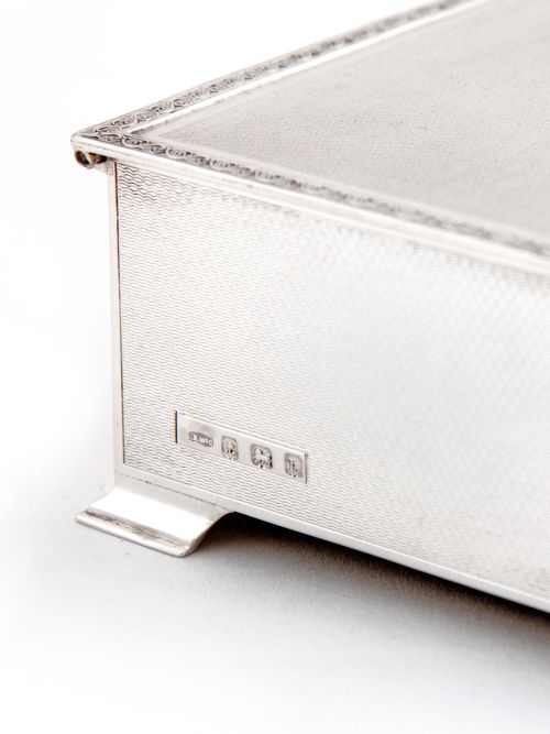 SILVER TABLE CIGAR OR CIGARETTE BOX WITH AN ENGINE TURNED LID AND FLORAL SCROLL BORDE - ADDITIONAL PHOTO 4