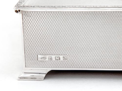 SILVER TABLE CIGAR OR CIGARETTE BOX WITH AN ENGINE TURNED LID AND FLORAL SCROLL BORDE - ADDITIONAL PHOTO 5