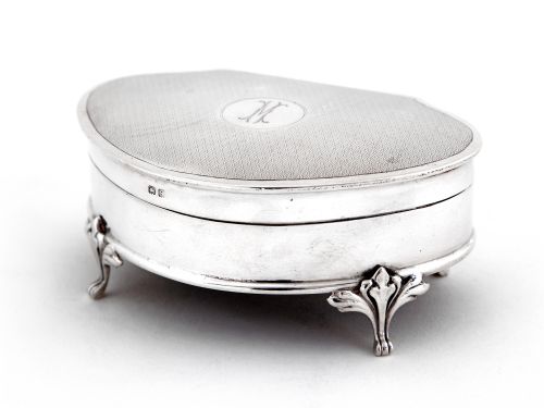 UNUSUAL SILVER JEWELLERY BOX WITH ENGINE TURNING AND ENGRAVED M TO THE HINGED LID - ADDITIONAL PHOTO 1