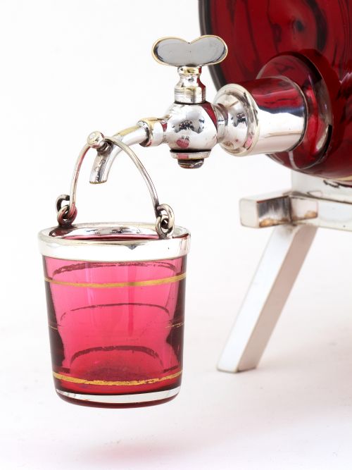 HUKIN HEATH SPIRIT BARREL WITH A SILVER PLATED SPIGOT AND CRANBERRY AND GILT GLASS BARREL - ADDITIONAL PHOTO 3