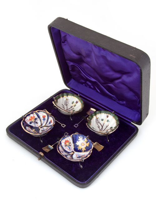 four antique imari style porcelain salts on silver wirework stands - CATEGORY: ANTIQUE CERAMICS - DATED 1890