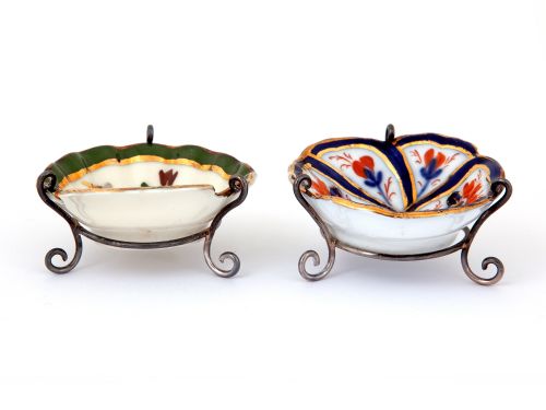 FOUR ANTIQUE IMARI STYLE PORCELAIN SALTS ON SILVER WIREWORK STANDS - ADDITIONAL PHOTO 5