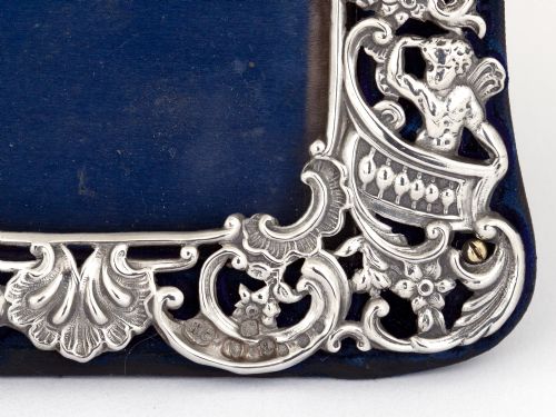 ANTIQUE SILVER WILLIAM COMYNS PHOTO FRAME DECORATED WITH FLOWERS SCROLLS AND CHERUBS - ADDITIONAL PHOTO 3