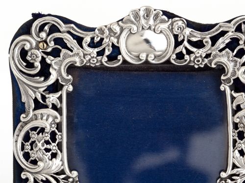 ANTIQUE SILVER WILLIAM COMYNS PHOTO FRAME DECORATED WITH FLOWERS SCROLLS AND CHERUBS - ADDITIONAL PHOTO 5