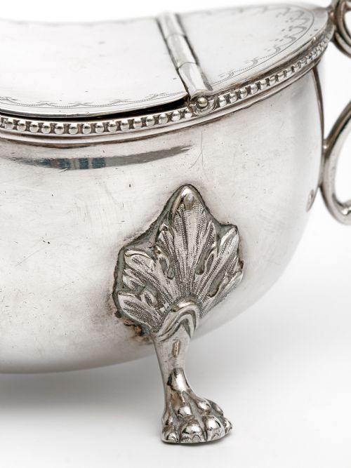 VICTORIAN SILVER PLATED SAUCE BOAT WITH AN UNUSUAL HINGED ENGRAVED LID - ADDITIONAL PHOTO 4