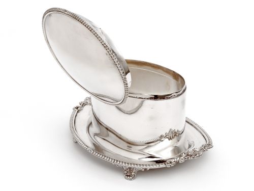 GEORGIAN STYLE MAPPIN WEBB SILVER PLATED OVAL BOX WITH A HINGED DOMED LID - ADDITIONAL PHOTO 1