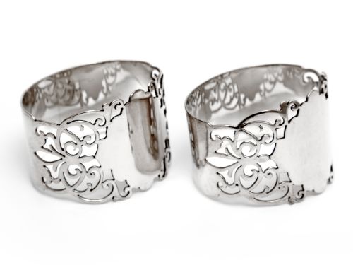 PAIR OF OVAL SILVER NAPKIN RINGS WITH A PIERCED SCROLL BODY - ADDITIONAL PHOTO 1