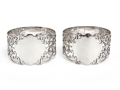 PAIR OF OVAL SILVER NAPKIN RINGS WITH A PIERCED SCROLL BODY - ADDITIONAL PHOTO 2