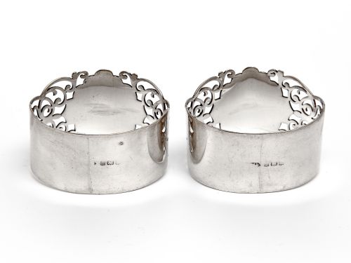 PAIR OF OVAL SILVER NAPKIN RINGS WITH A PIERCED SCROLL BODY - ADDITIONAL PHOTO 3