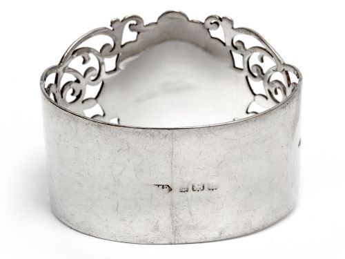 PAIR OF OVAL SILVER NAPKIN RINGS WITH A PIERCED SCROLL BODY - ADDITIONAL PHOTO 4