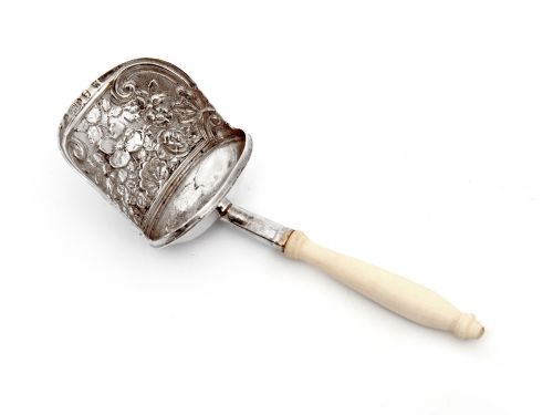 GEORGIAN SHOVEL SHAPED SILVER TEA CADDY SPOON EMBOSSED WITH FLOWERS AND SCROLLS - ADDITIONAL PHOTO 1