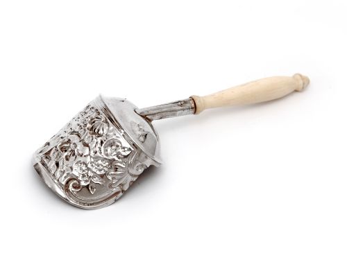 GEORGIAN SHOVEL SHAPED SILVER TEA CADDY SPOON EMBOSSED WITH FLOWERS AND SCROLLS - ADDITIONAL PHOTO 2