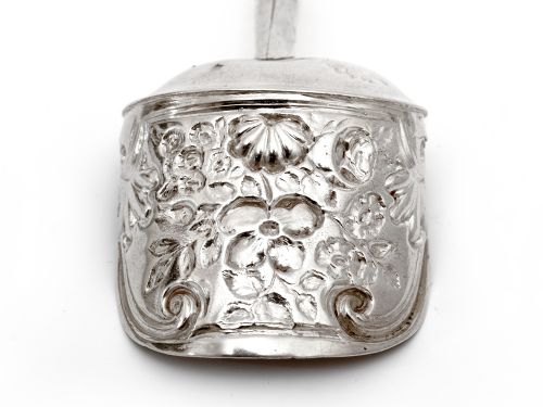 GEORGIAN SHOVEL SHAPED SILVER TEA CADDY SPOON EMBOSSED WITH FLOWERS AND SCROLLS - ADDITIONAL PHOTO 3