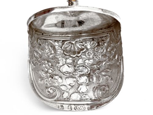 GEORGIAN SHOVEL SHAPED SILVER TEA CADDY SPOON EMBOSSED WITH FLOWERS AND SCROLLS - ADDITIONAL PHOTO 4