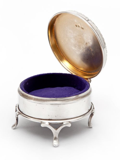 SMALL CIRCULAR SILVER JEWELLERY BOX WITH A PLAIN BODY AND MAUVE VELVET LINING - ADDITIONAL PHOTO 1