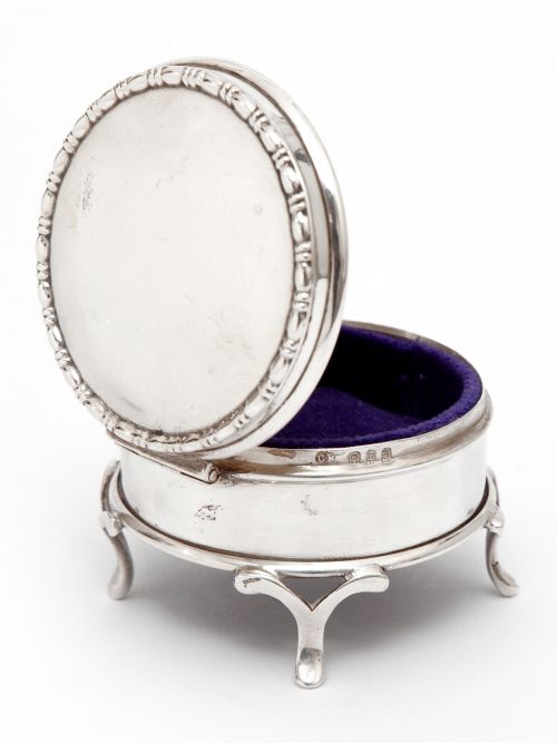 SMALL CIRCULAR SILVER JEWELLERY BOX WITH A PLAIN BODY AND MAUVE VELVET LINING - ADDITIONAL PHOTO 2