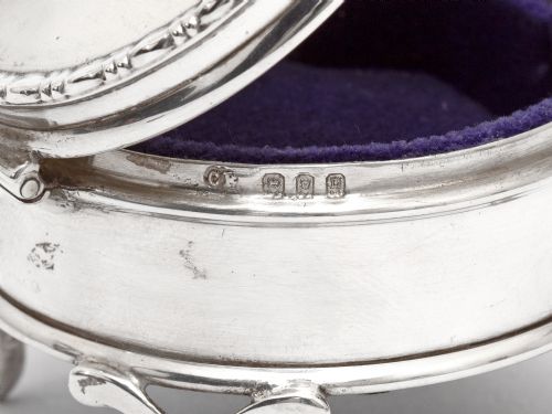 SMALL CIRCULAR SILVER JEWELLERY BOX WITH A PLAIN BODY AND MAUVE VELVET LINING - ADDITIONAL PHOTO 3