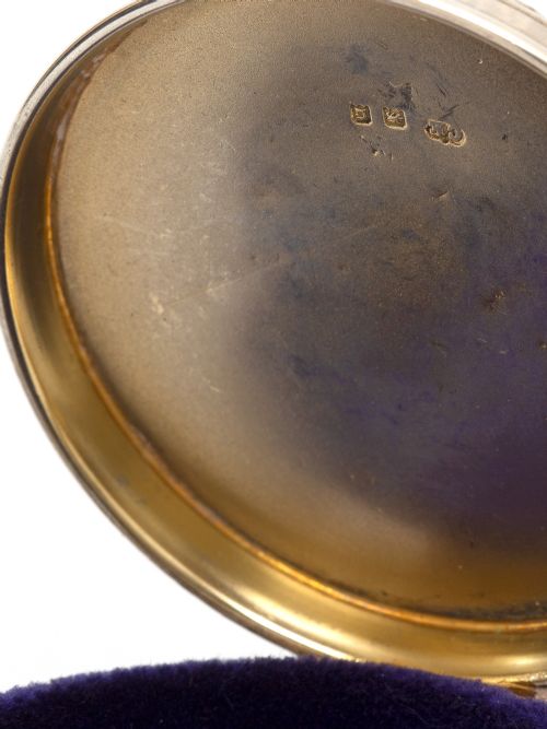 SMALL CIRCULAR SILVER JEWELLERY BOX WITH A PLAIN BODY AND MAUVE VELVET LINING - ADDITIONAL PHOTO 4