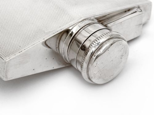 SQUARE SILVER HIP FLASK WITH AN ENGINE TURNED BODY - ADDITIONAL PHOTO 3