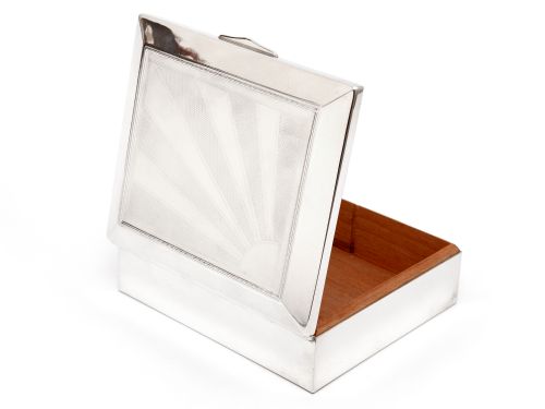 VINTAGE SILVER PLATE BOX WITH A HINGED LID FEATURING A STAR BURST AND ENGINE TURNED DESIGN - ADDITIONAL PHOTO 1