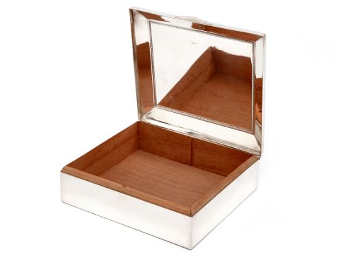 VINTAGE SILVER PLATE BOX WITH A HINGED LID FEATURING A STAR BURST AND ENGINE TURNED DESIGN - ADDITIONAL PHOTO 2