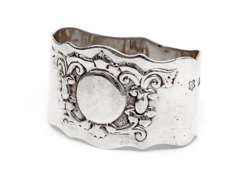 edwardian oval silver napkin ring embossed with scrolls and flowers - CATEGORY: ANTIQUE SILVER - DATED 1900