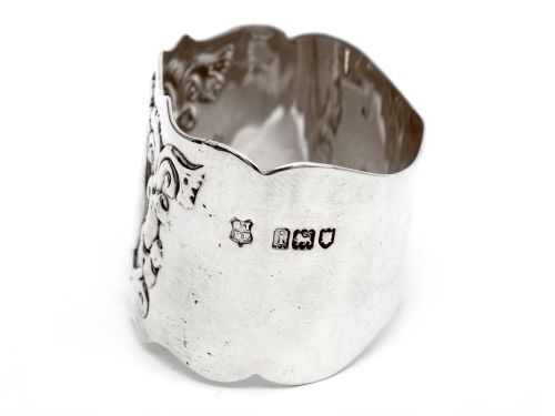 EDWARDIAN OVAL SILVER NAPKIN RING EMBOSSED WITH SCROLLS AND FLOWERS - ADDITIONAL PHOTO 1