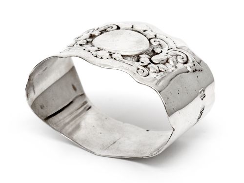 EDWARDIAN OVAL SILVER NAPKIN RING EMBOSSED WITH SCROLLS AND FLOWERS - ADDITIONAL PHOTO 2