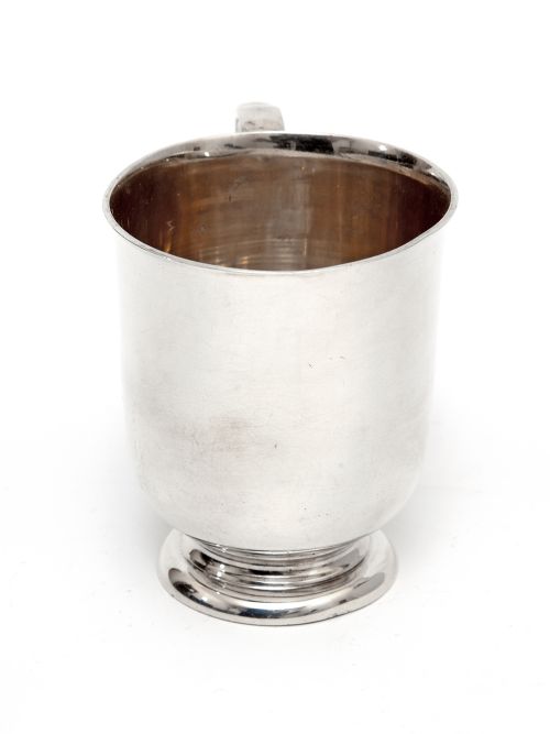 EDWARD BARNARD SILVER CHRISTENING MUG WITH A PLAIN BODY AND CAST SCROLL HANDLE - ADDITIONAL PHOTO 1