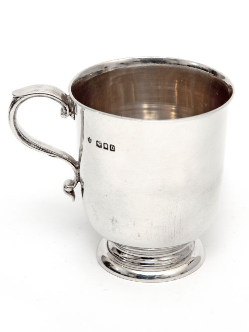EDWARD BARNARD SILVER CHRISTENING MUG WITH A PLAIN BODY AND CAST SCROLL HANDLE - ADDITIONAL PHOTO 2