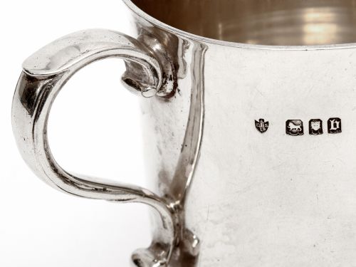 EDWARD BARNARD SILVER CHRISTENING MUG WITH A PLAIN BODY AND CAST SCROLL HANDLE - ADDITIONAL PHOTO 3