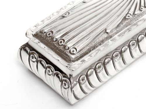 VICTORIAN SILVER TRINKET BOX WITH GADROON STYLE CHASED BODY AND INTERNAL GILDING - ADDITIONAL PHOTO 5