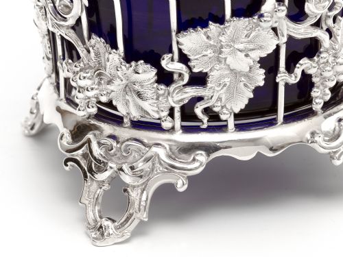 LARGE VICTORIAN SILVER PLATED SUGAR BASKET WITH A BRISTOL BLUE LINER - ADDITIONAL PHOTO 4