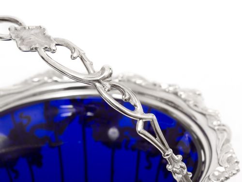 LARGE VICTORIAN SILVER PLATED SUGAR BASKET WITH A BRISTOL BLUE LINER - ADDITIONAL PHOTO 5