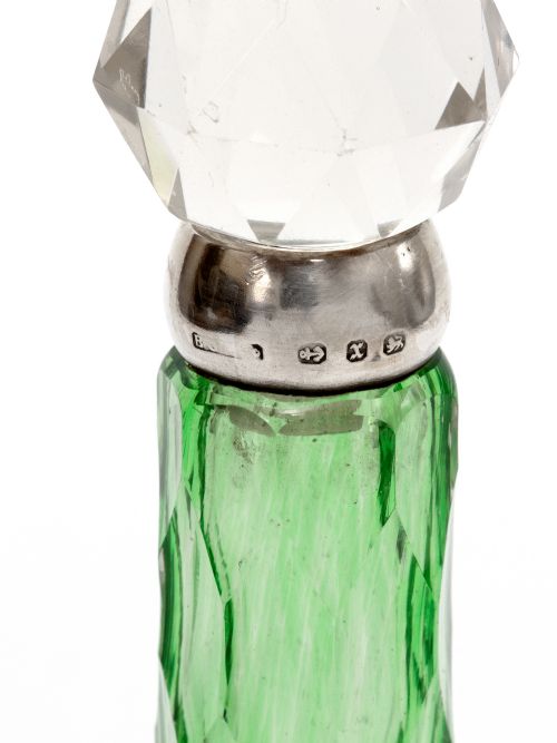 VICTORIAN SILVER NECK PERFUME BOTTLE WITH A GRADUATED GREEN AND CLEAR GLASS BODY - ADDITIONAL PHOTO 2