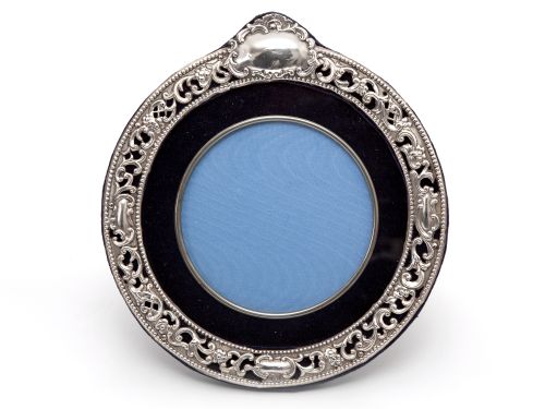 PAIR OF VICTORIAN DECORATIVE CIRCULAR CHESTER SILVER PHOTO OR PICTURE FRAMES - ADDITIONAL PHOTO 4